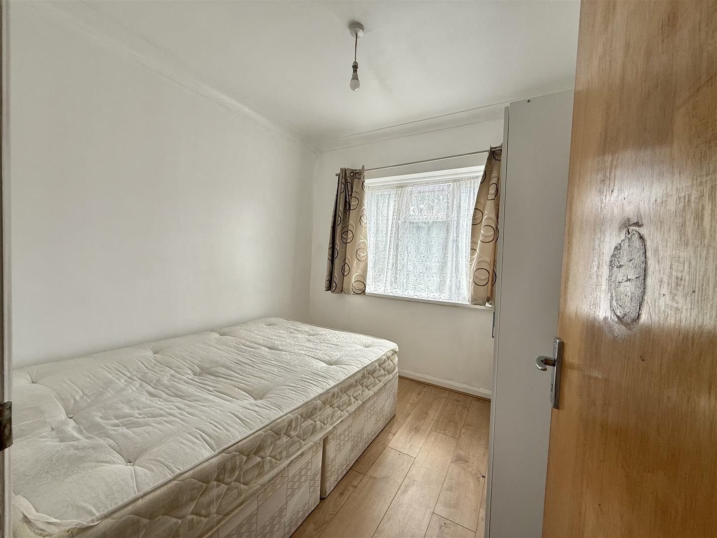 Flat Rugby Close in Greater London