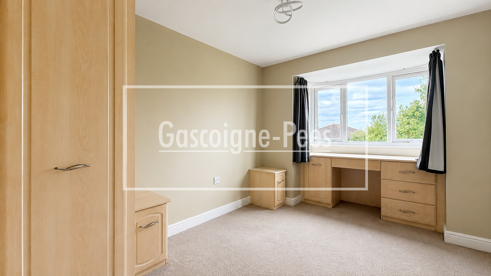 Flat Station View in Guildford