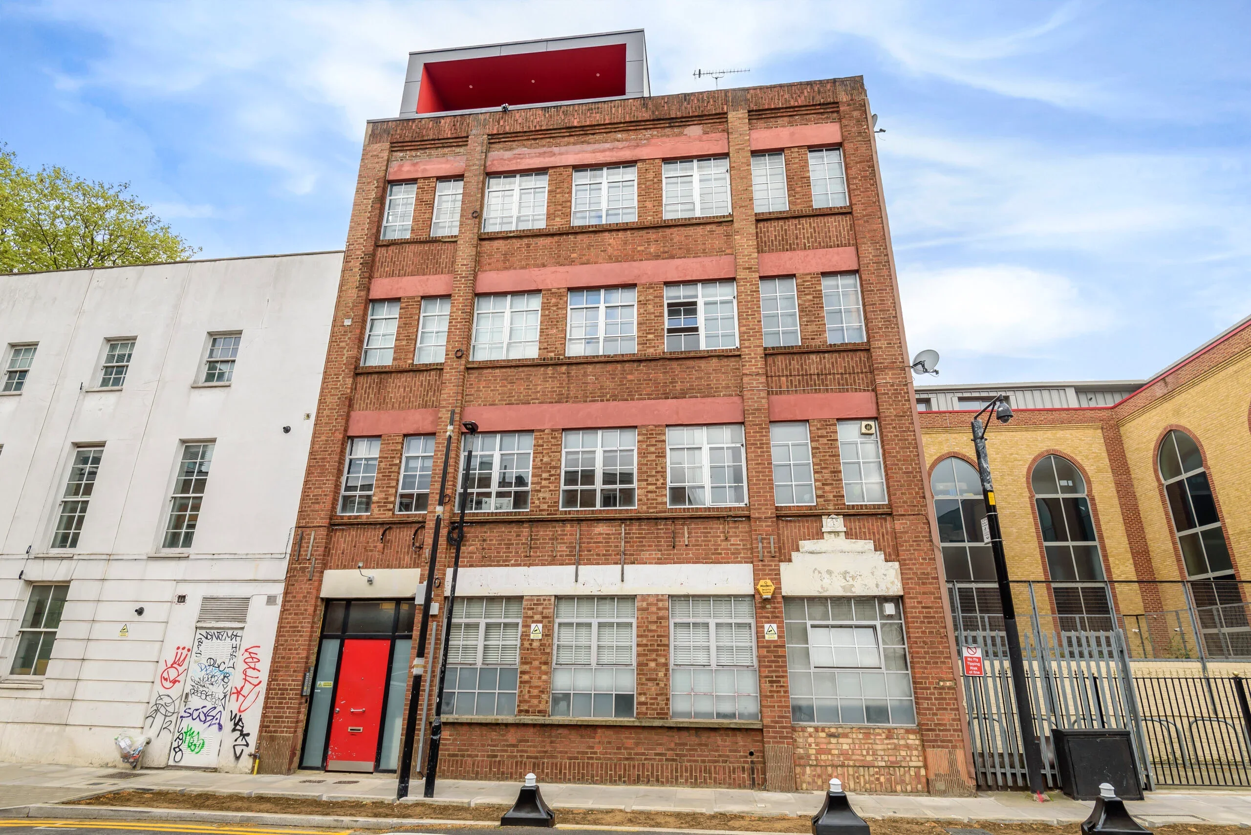 Flat Cavell Street in Greater London