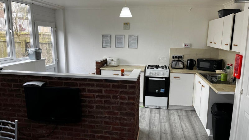 Room Shawfield Close in Madeley