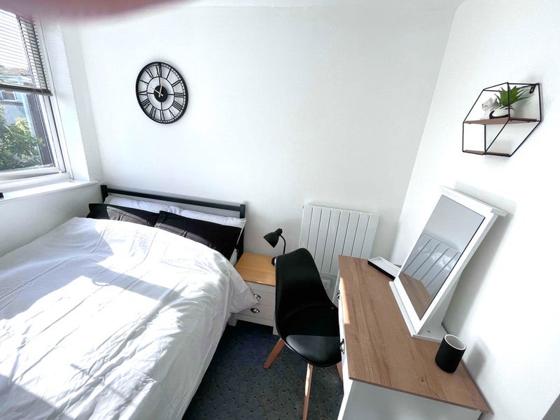 Room Shawfield Close in Madeley