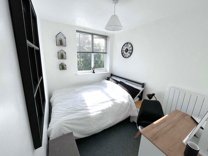 Room Shawfield Close in Madeley