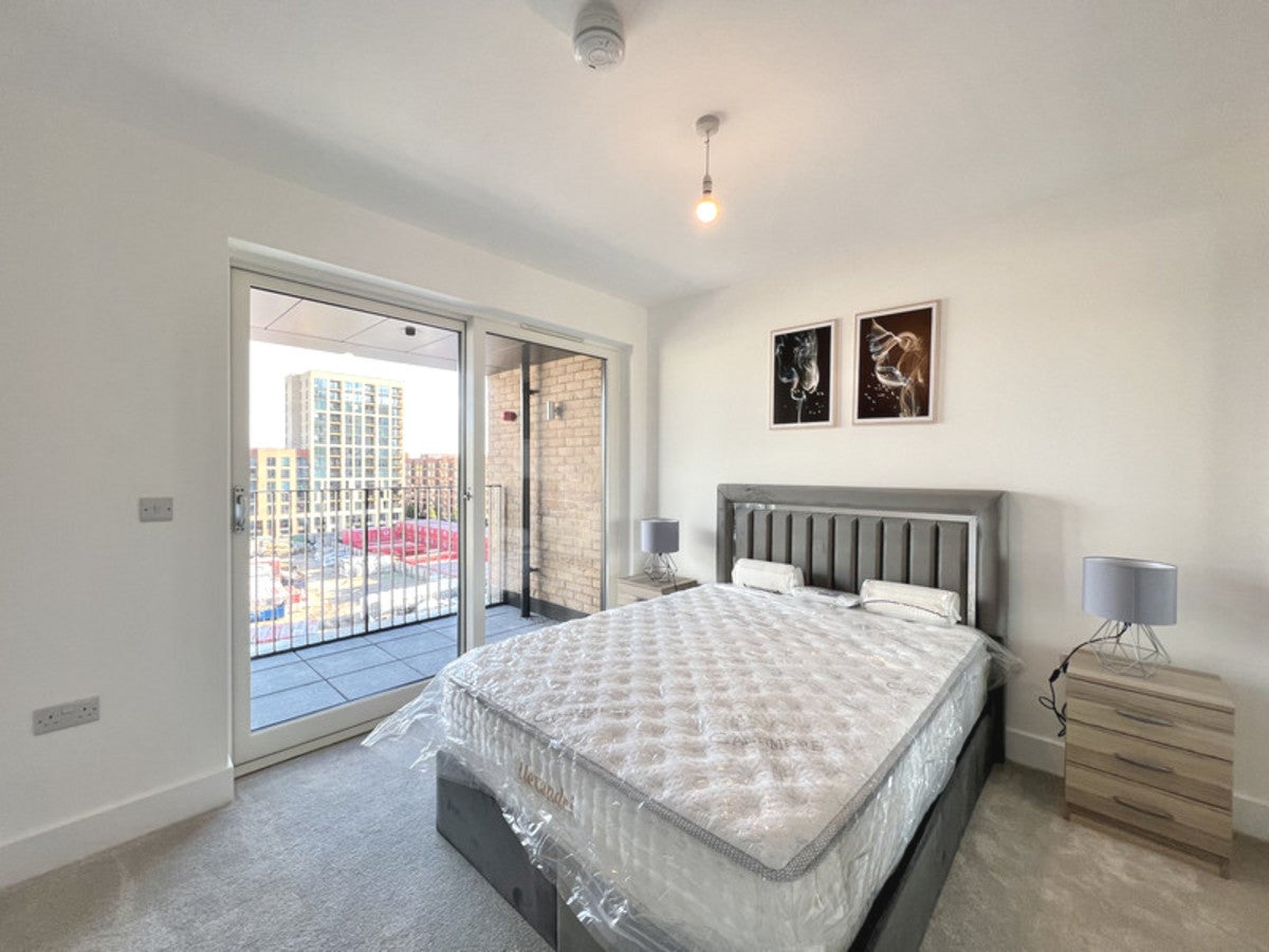 Flat Lismore Boulevard in Greater London
