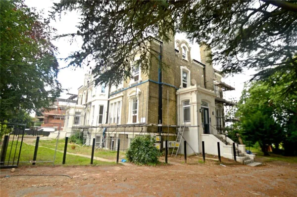 Flat Beulah Hill in London