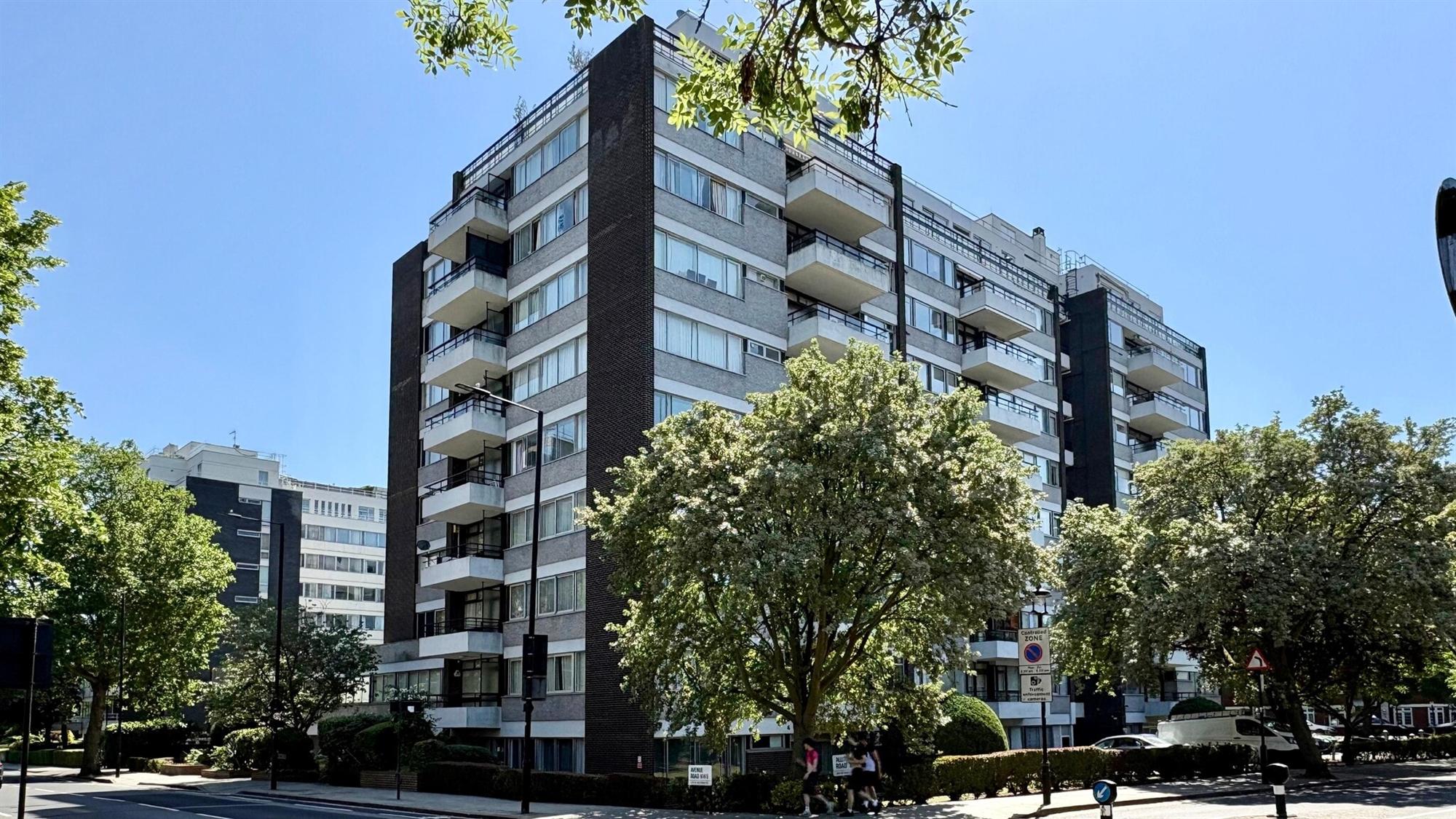 Flat Avenue Road in City of Westminster
