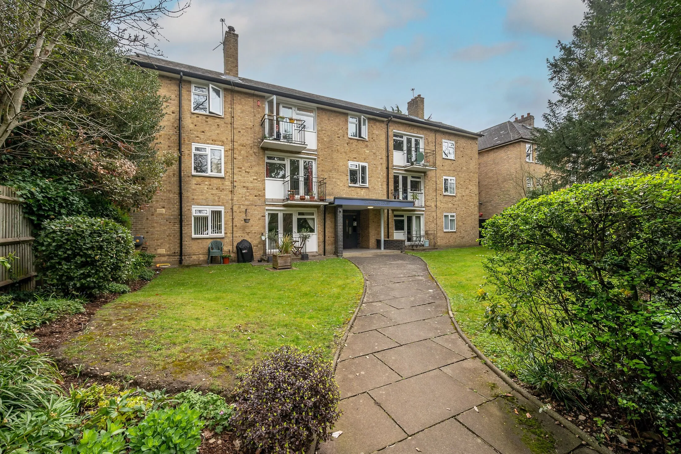 Flat Inner Park Road in Greater London
