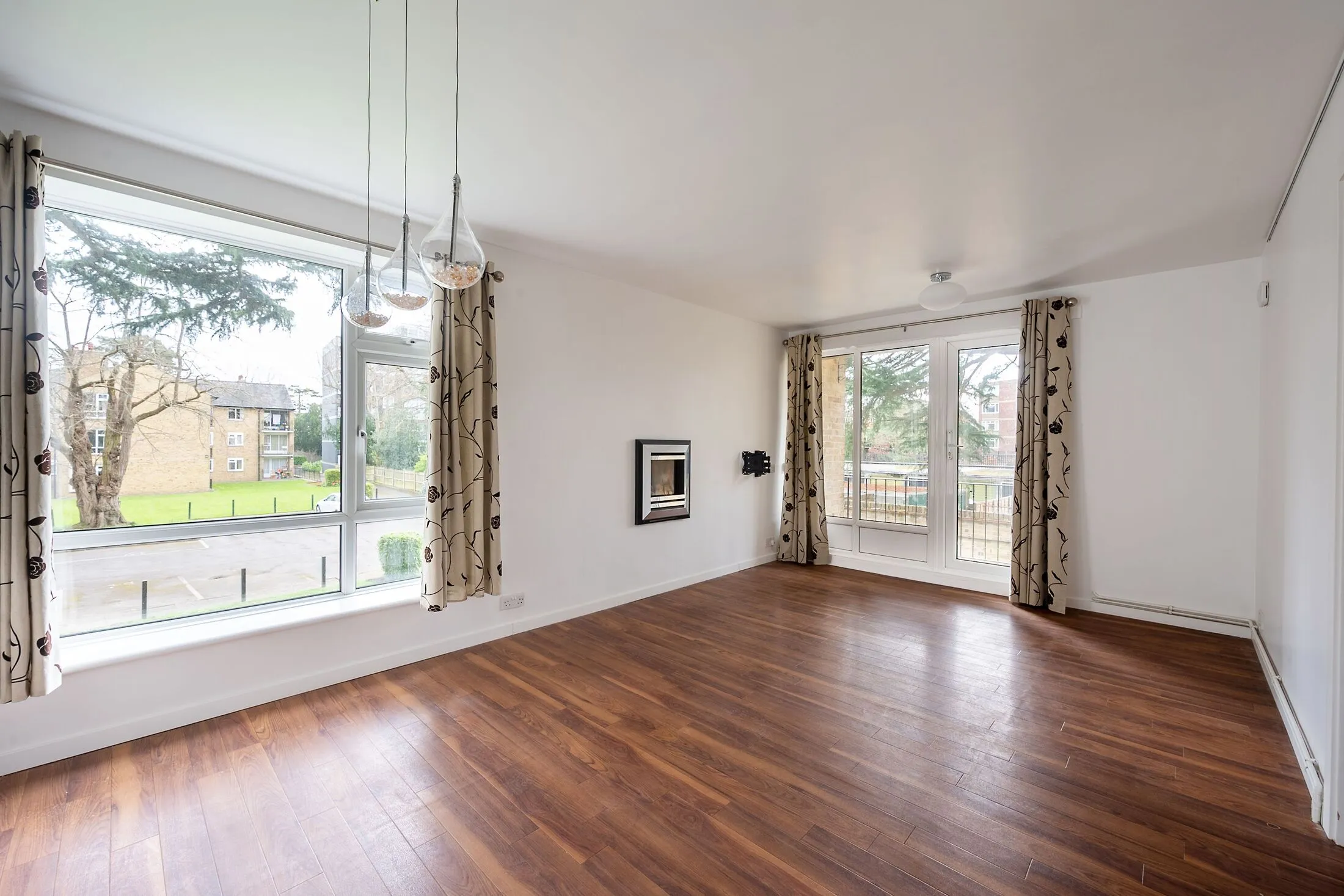Flat Inner Park Road in Greater London