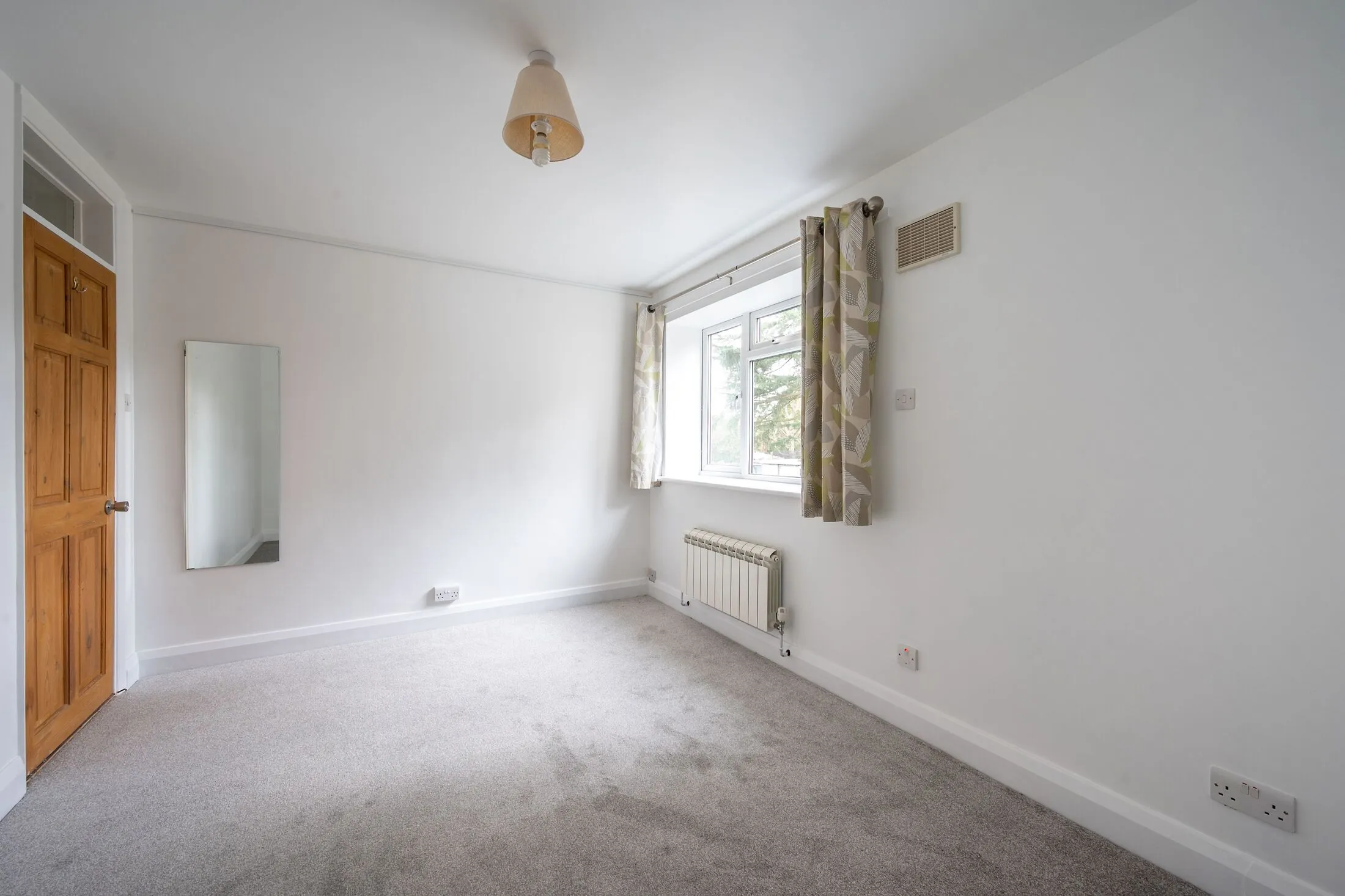 Flat Inner Park Road in Greater London
