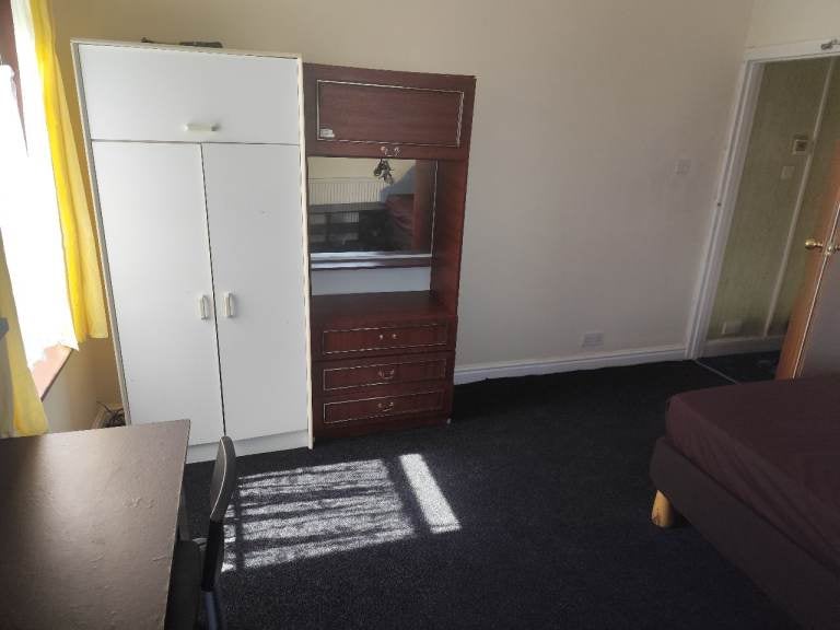 Room Widdrington Road in Coventry