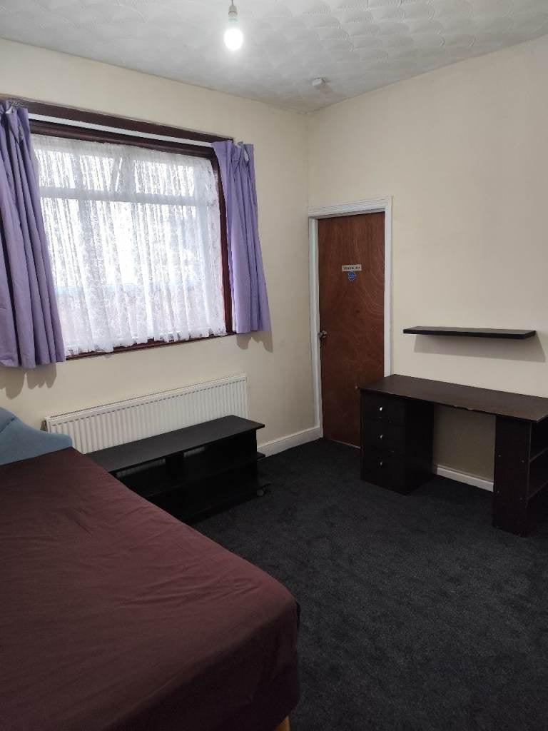 Room Widdrington Road in Coventry
