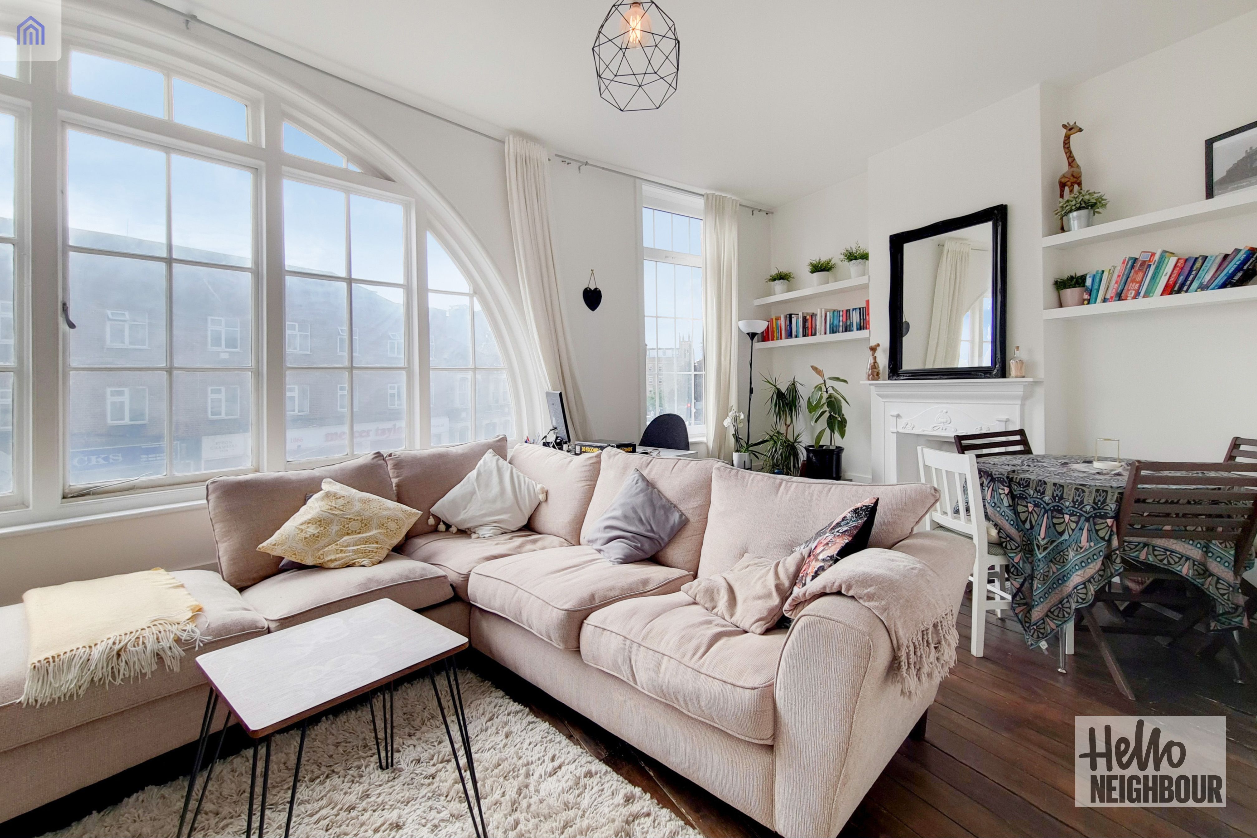 Flat Amen Corner in Greater London