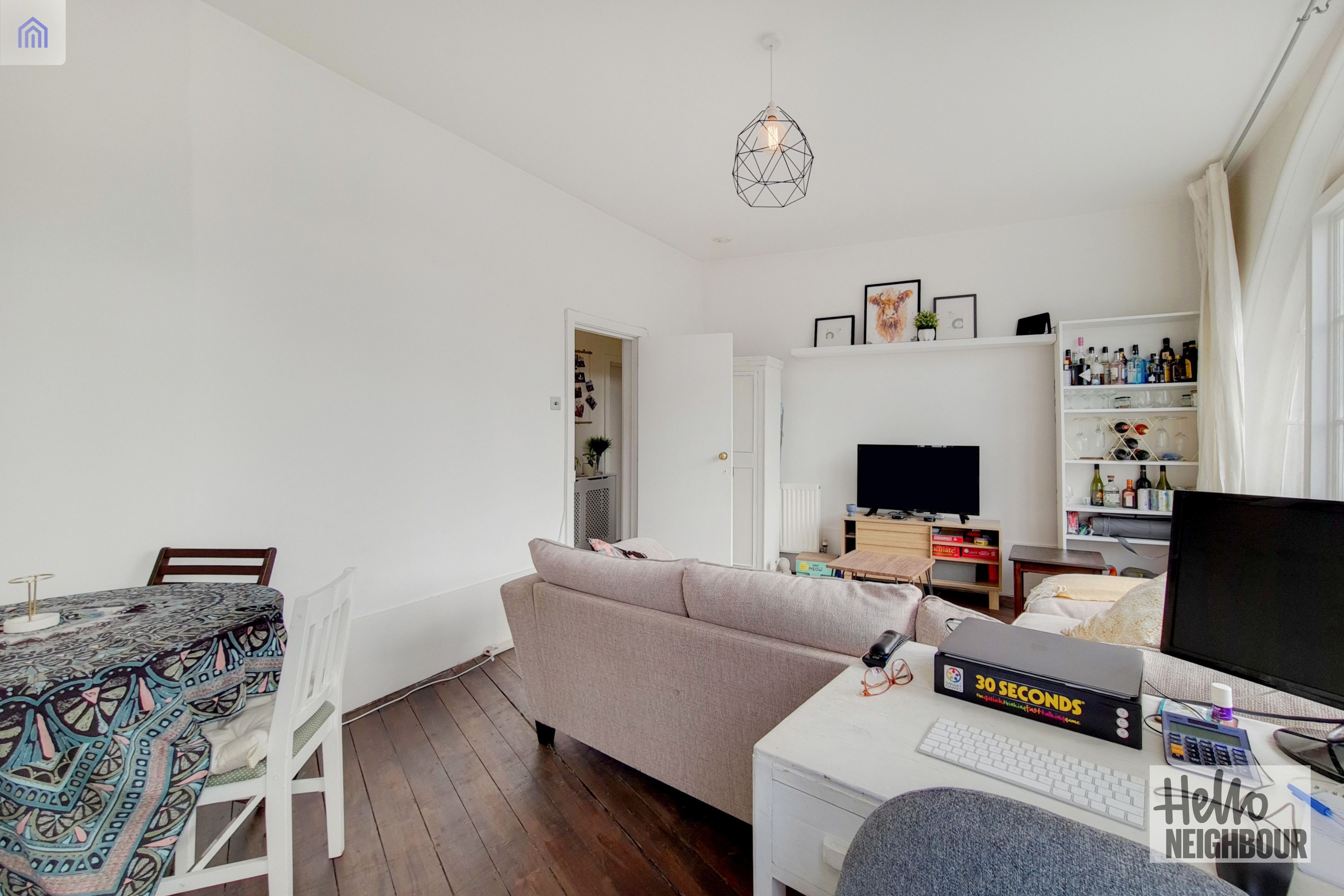 Flat Amen Corner in Greater London