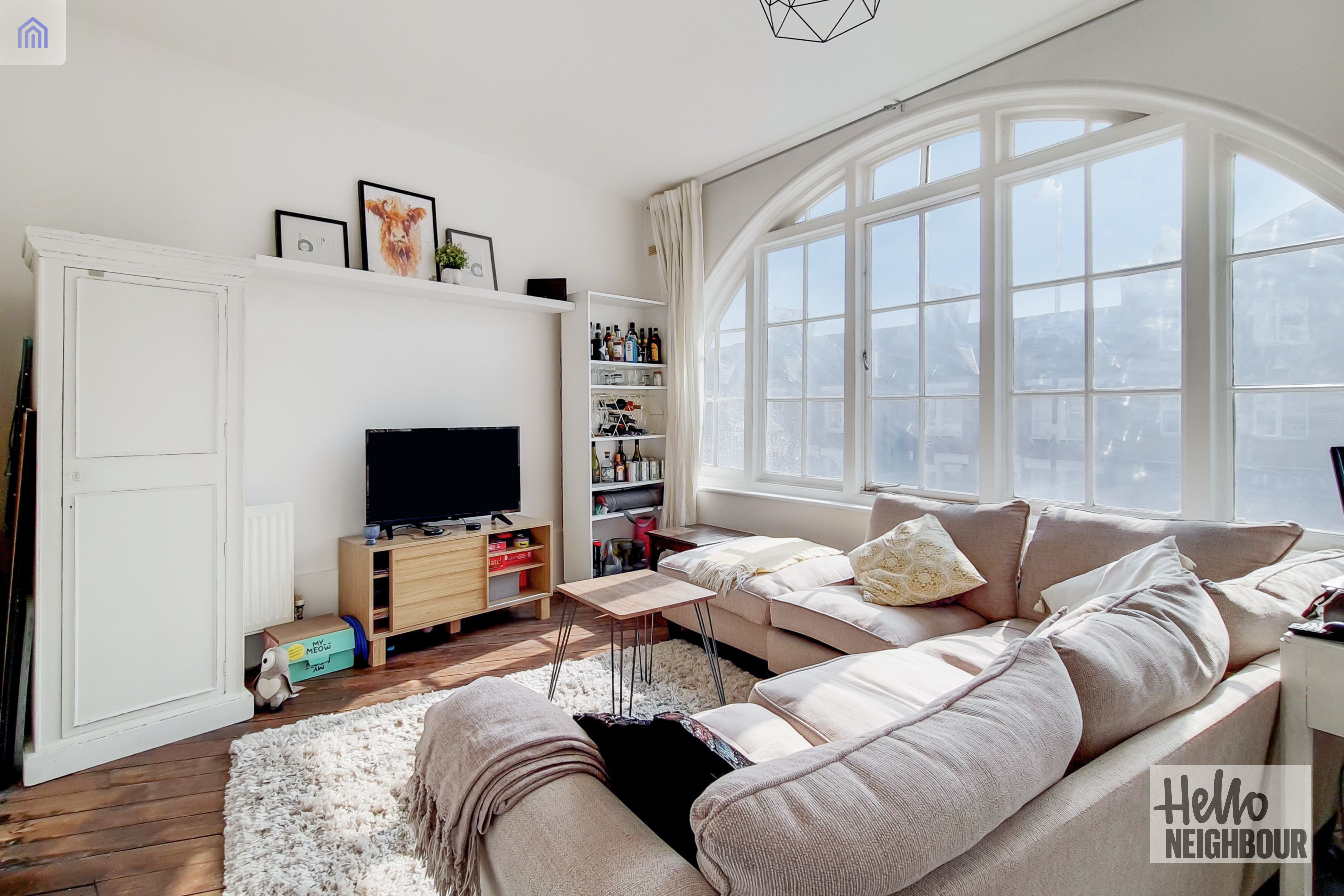 Flat Amen Corner in Greater London