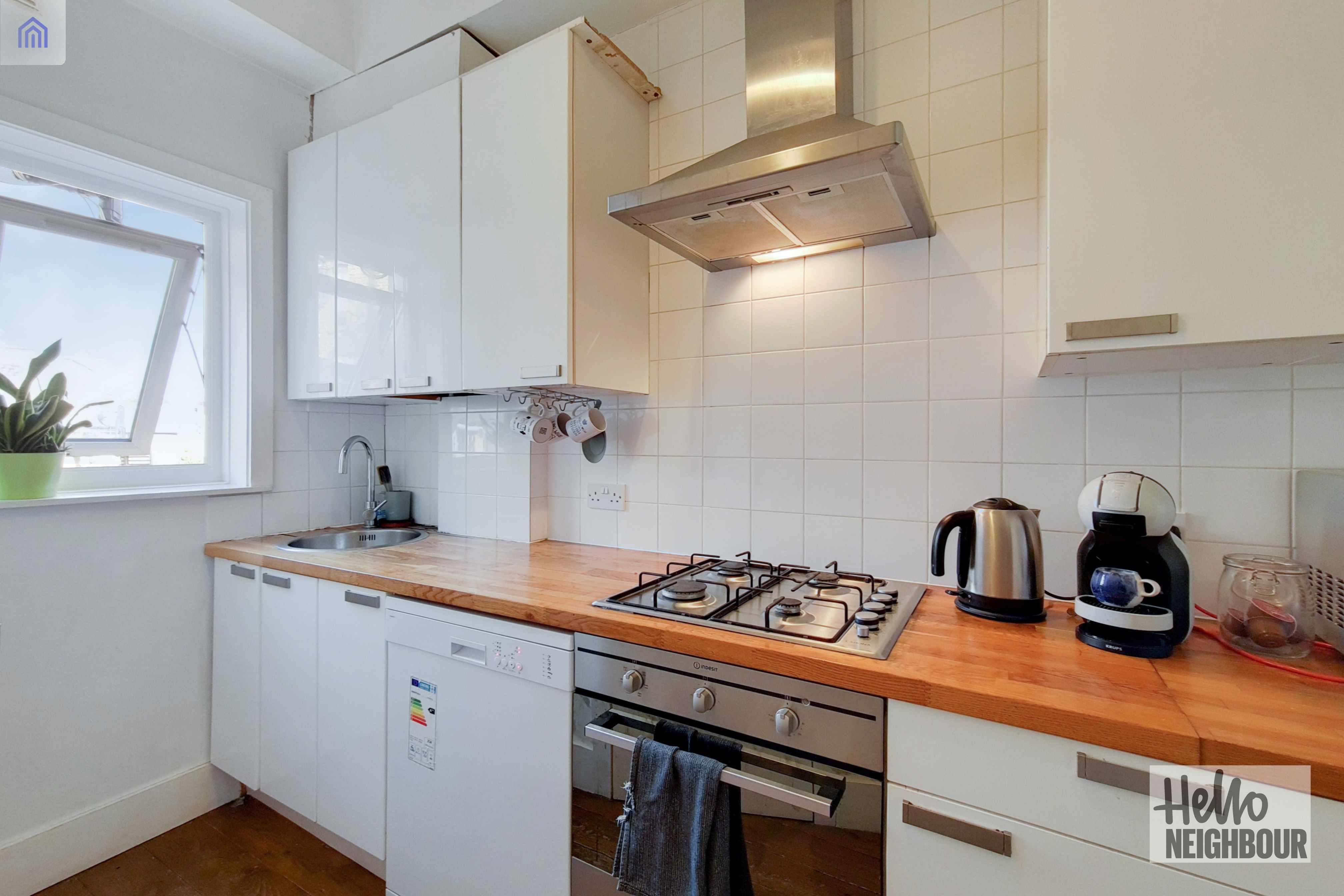 Flat Amen Corner in Greater London