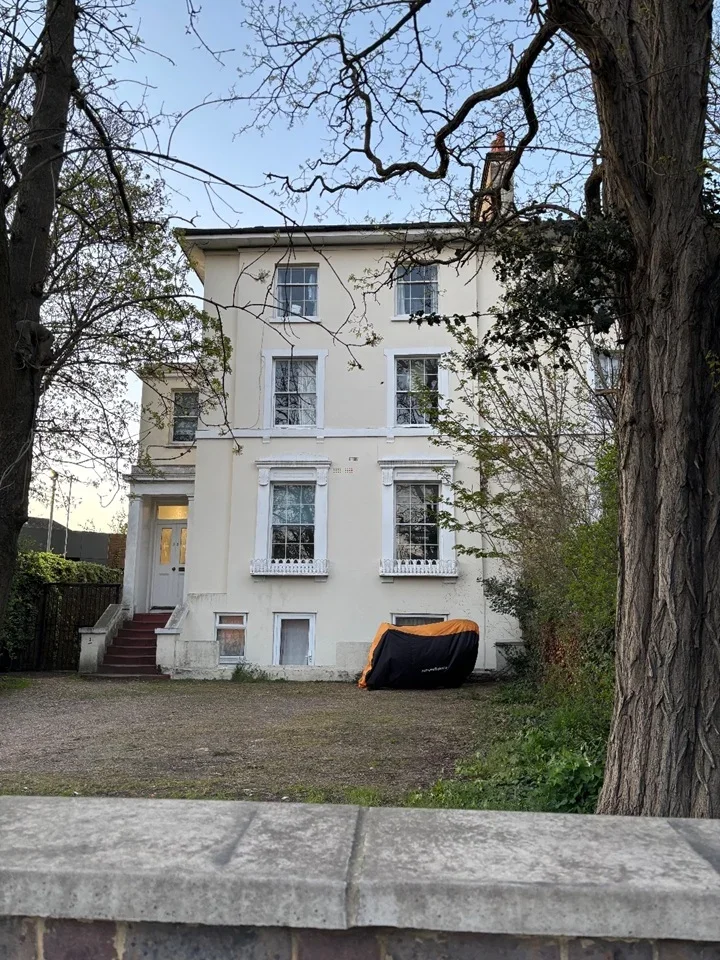 Flat Shooters Hill Road in Greater London