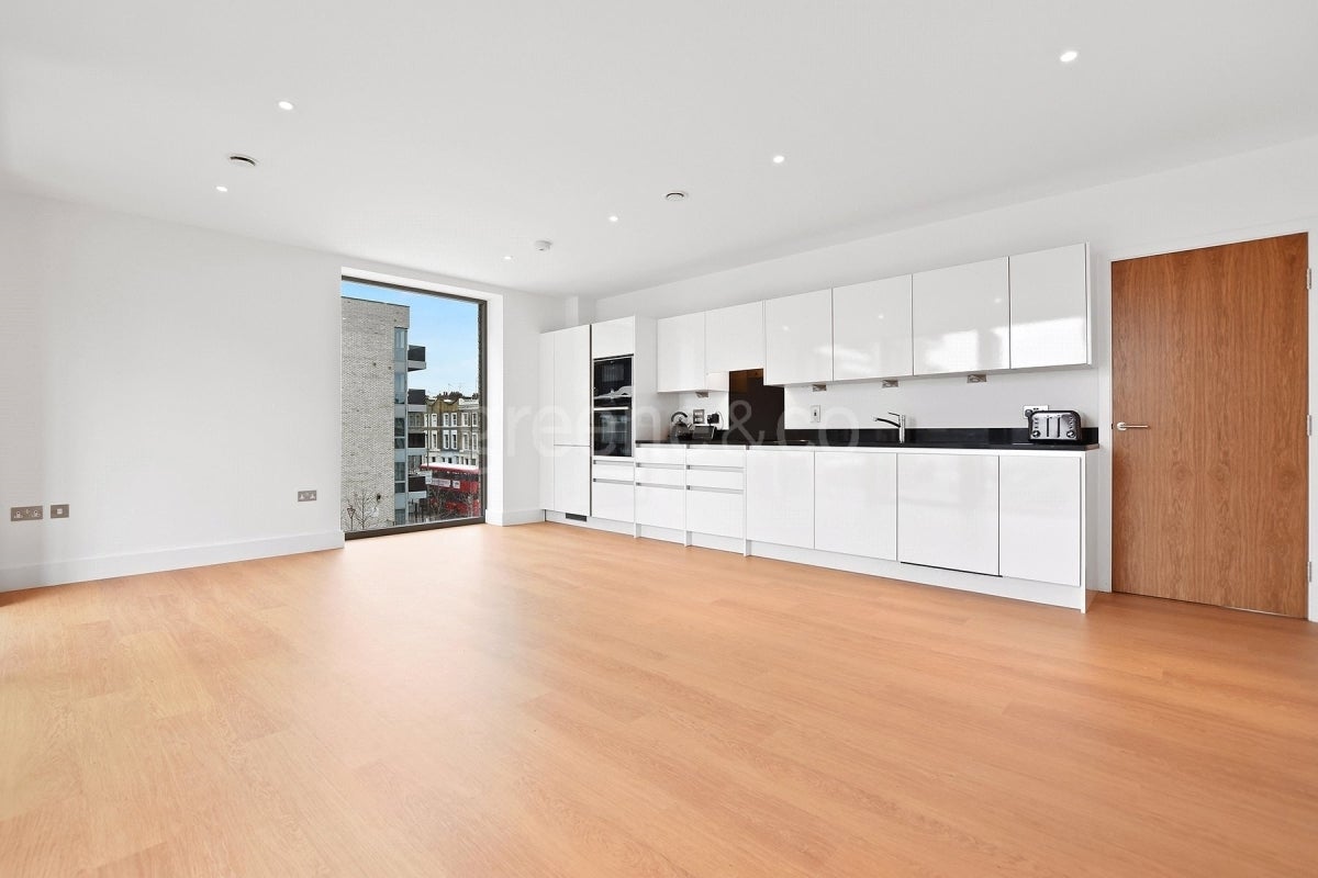 Flat Kilburn Park Road in City of Westminster