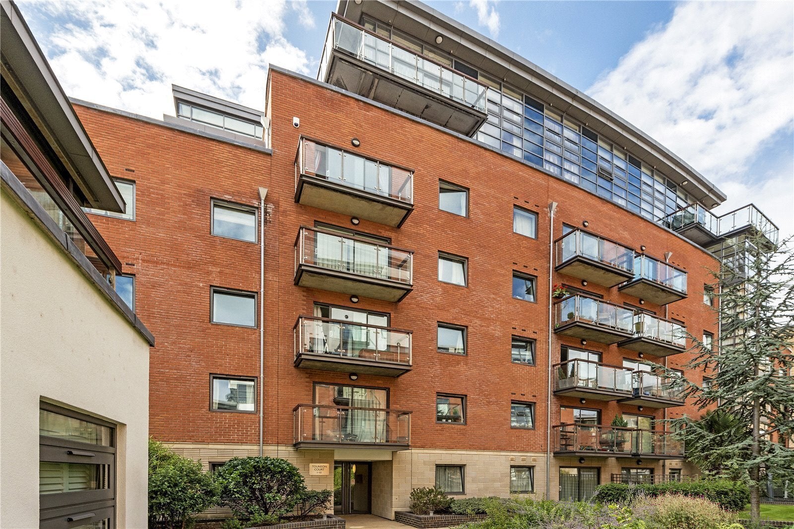 Flat Montaigne Close in City of Westminster