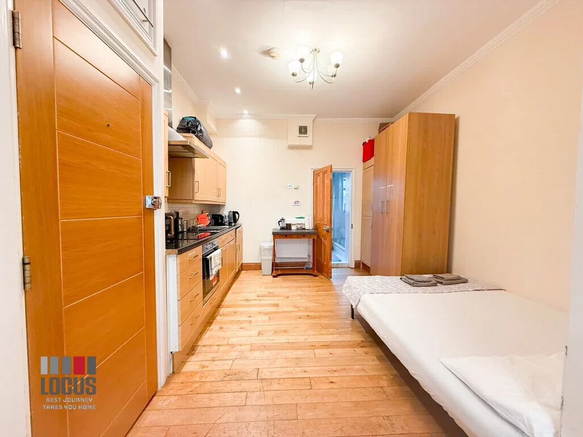 Flat Brownswood Road in Greater London