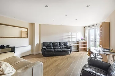 Flat Rotherhithe Street in Greater London