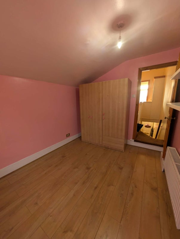 Room Somerset Road in Greater London