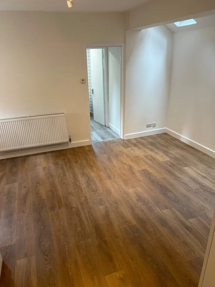 Flat Heathfield Park in Greater London