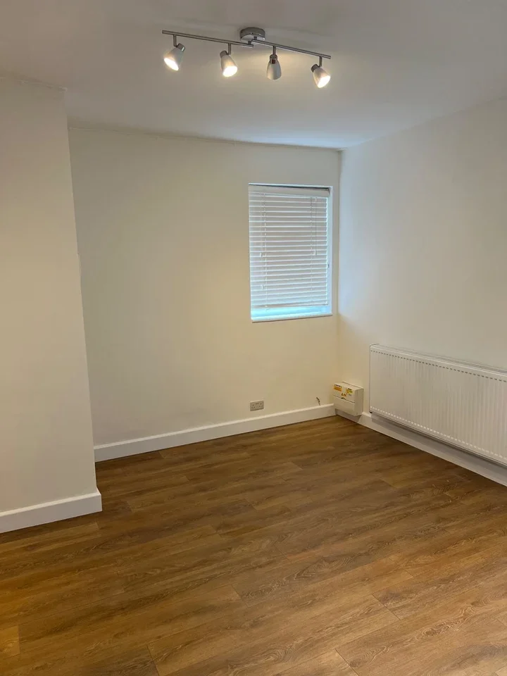 Flat Heathfield Park in Greater London