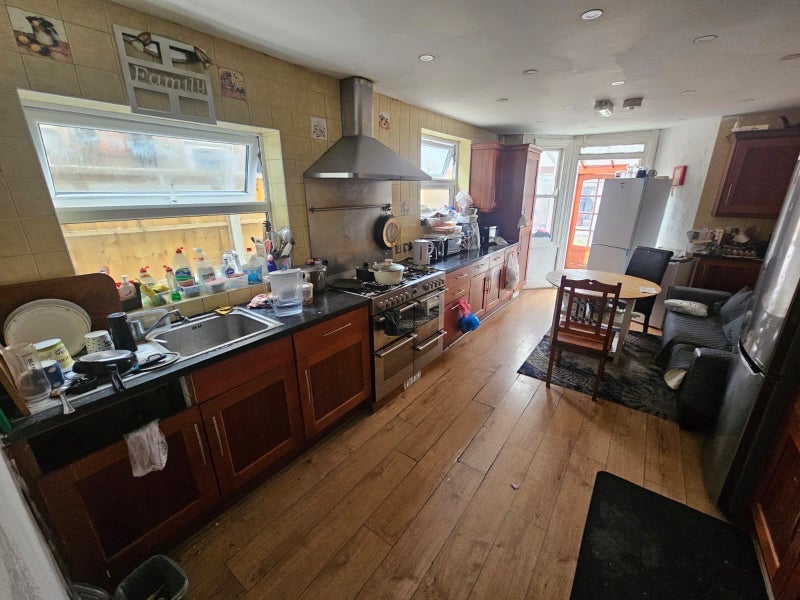 Room Altmore Avenue in Greater London