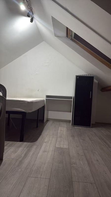 Room Altmore Avenue in Greater London