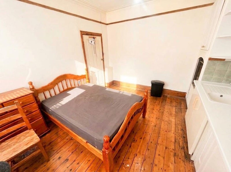 Room Croxted Road in Greater London