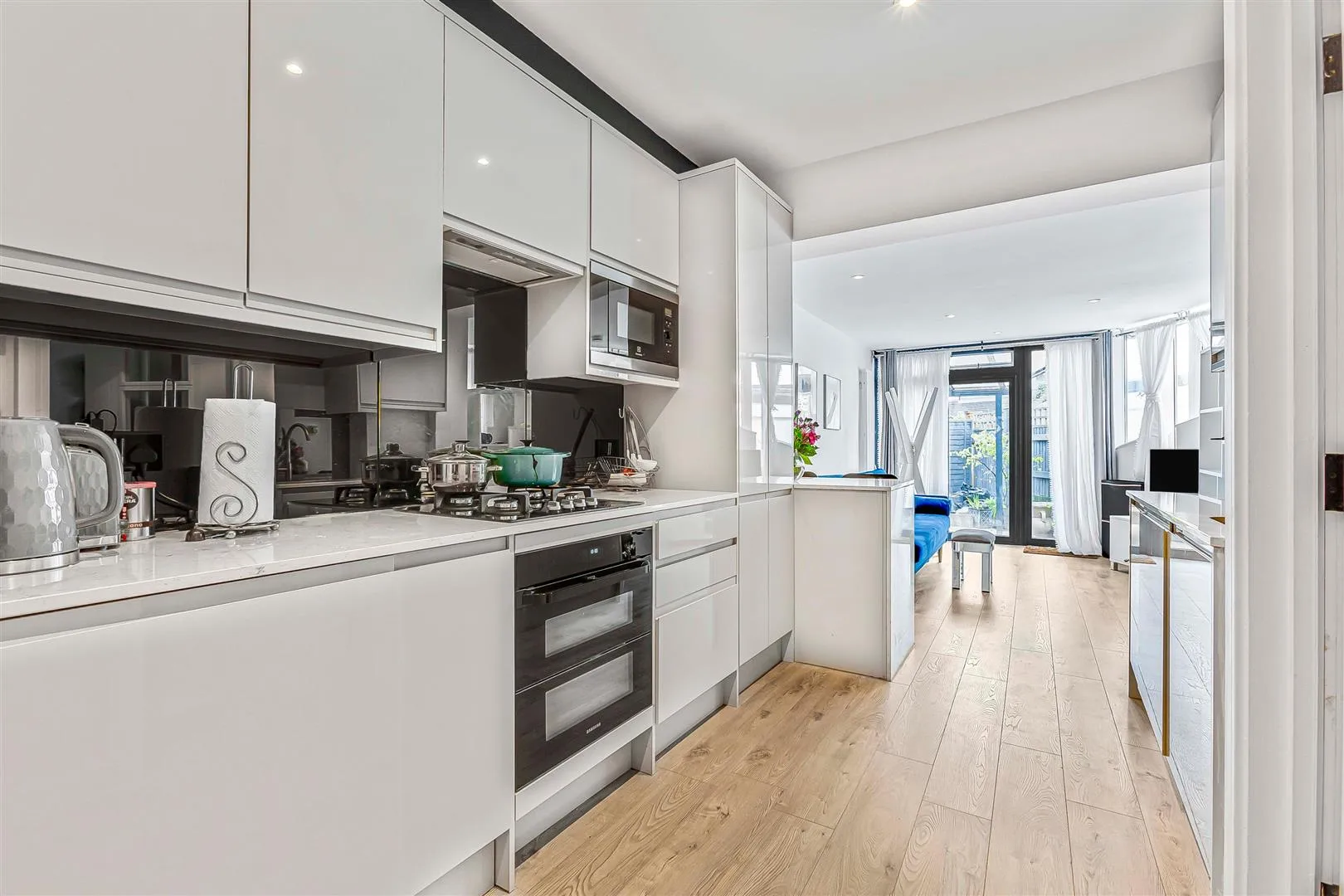 Flat Treen Avenue in Greater London