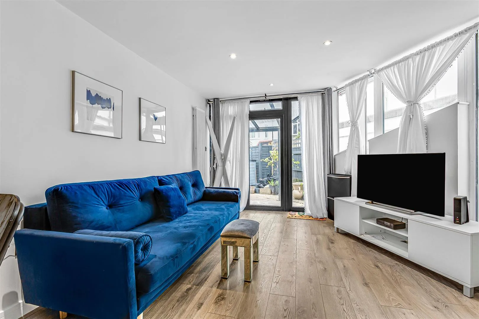 Flat Treen Avenue in Greater London