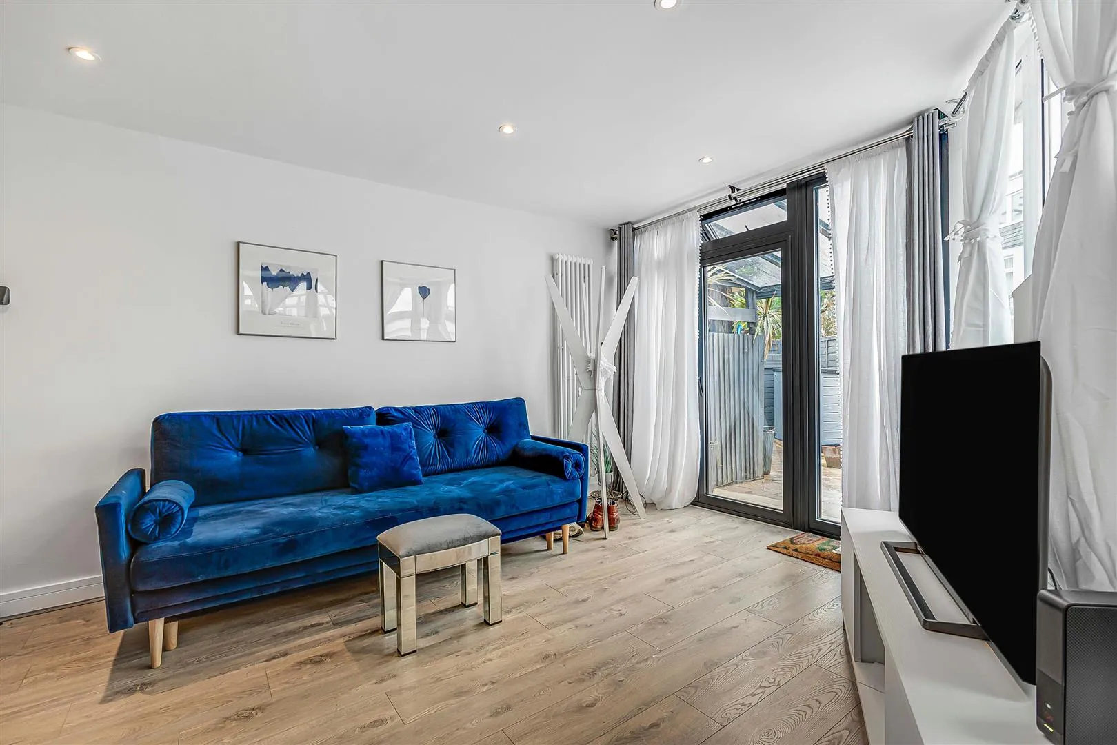 Flat Treen Avenue in Greater London