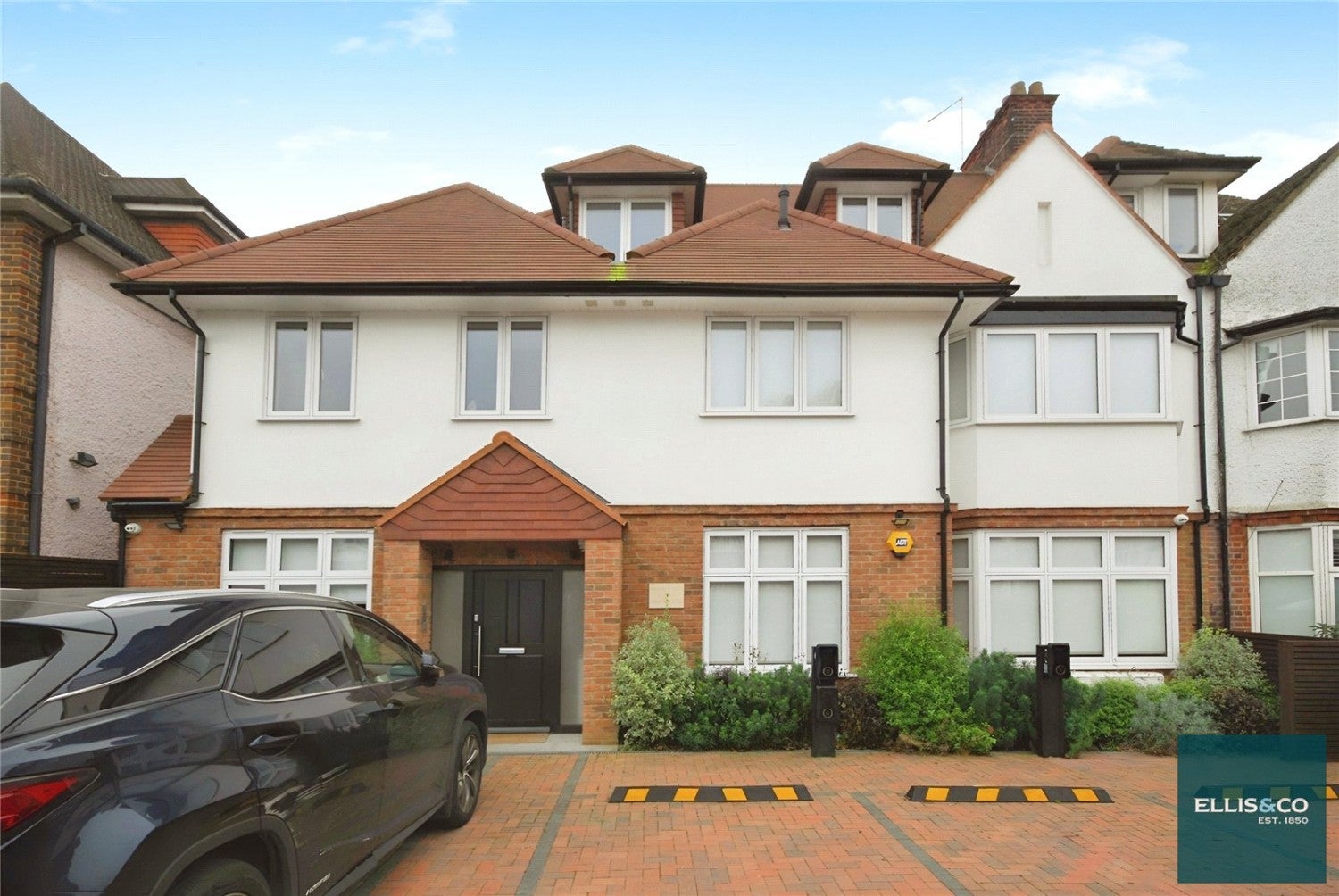 Flat The Ridgeway in Greater London
