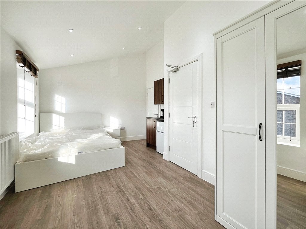 Room Kestrel Avenue in Borough of Spelthorne