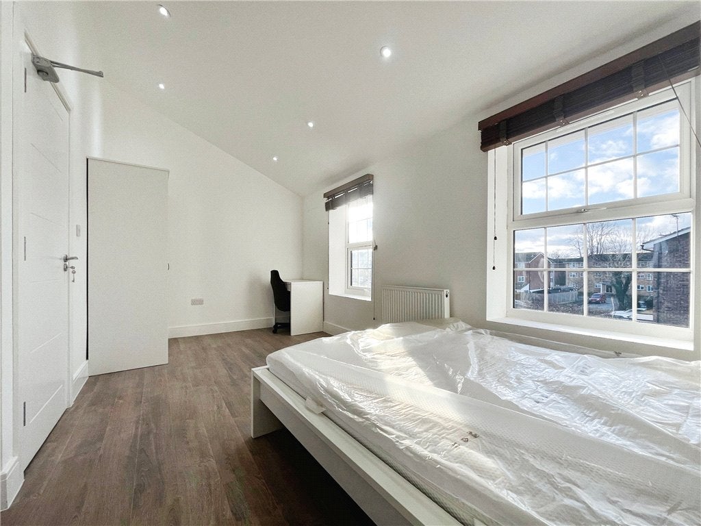 Room Kestrel Avenue in Borough of Spelthorne