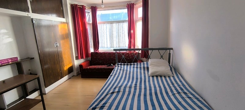 Room Burges Road in Greater London