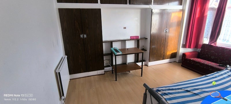 Room Burges Road in Greater London