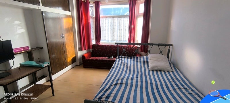 Room Burges Road in Greater London