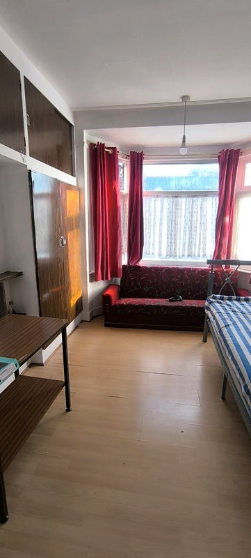 Room Burges Road in Greater London