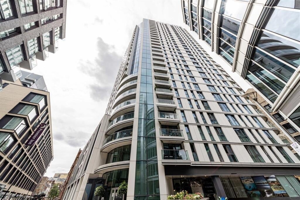 Flat Alie Street in Greater London