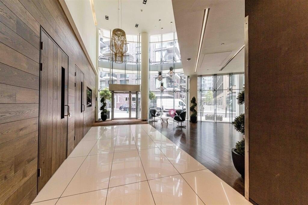 Flat Alie Street in Greater London