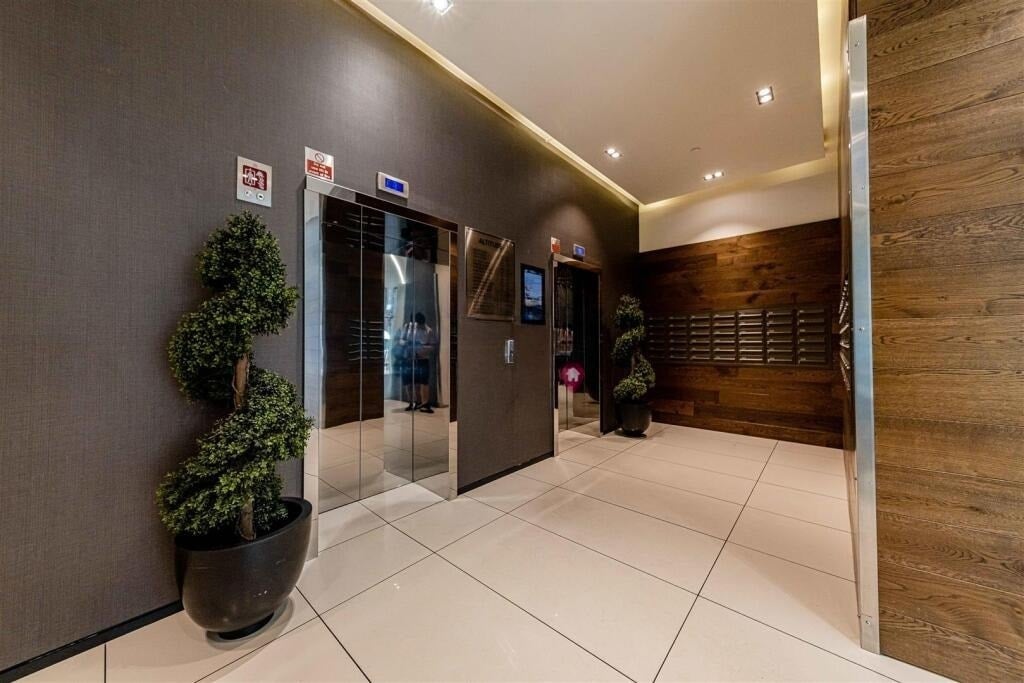 Flat Alie Street in Greater London