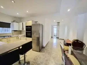 Flat Mowbray Road in Greater London