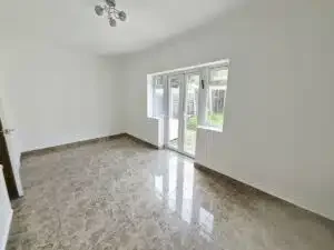 Flat Mowbray Road in Greater London