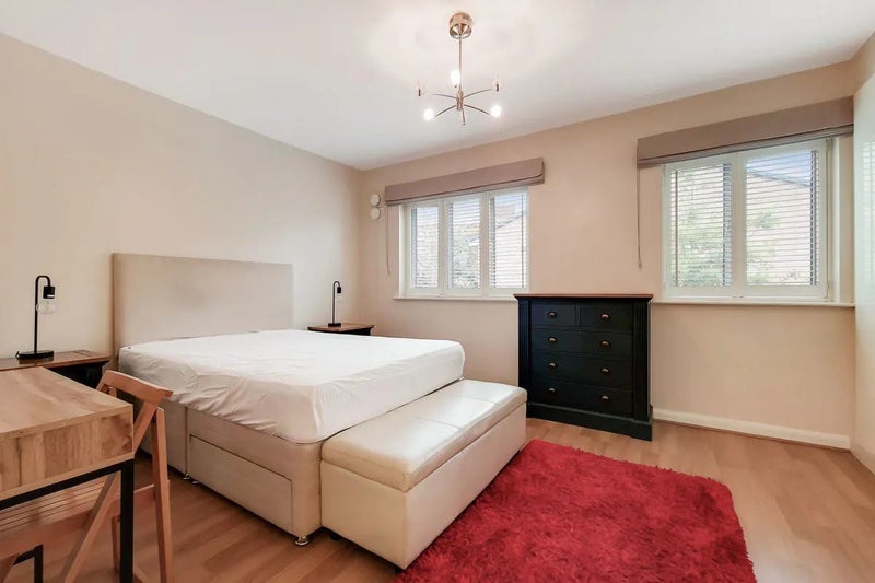 Room Bankside Avenue in Greater London