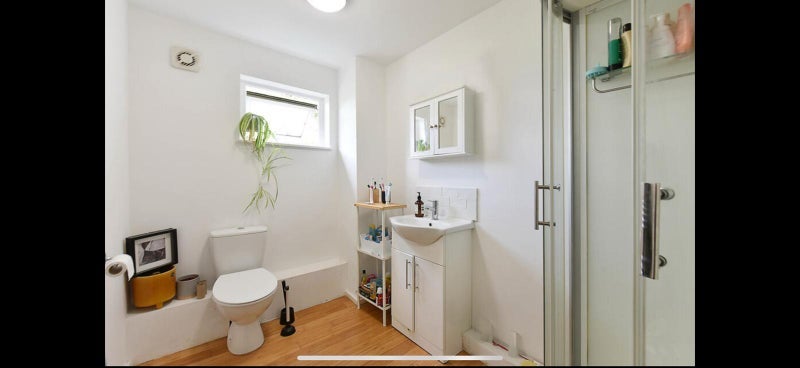 Room Pownall Road in Greater London