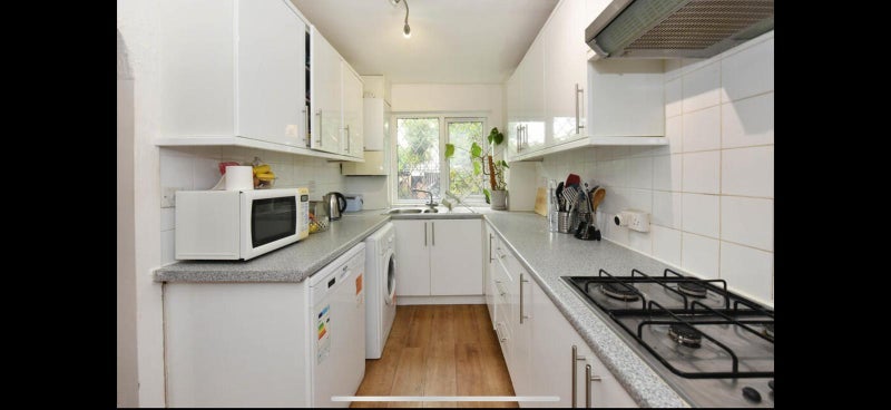 Room Pownall Road in Greater London