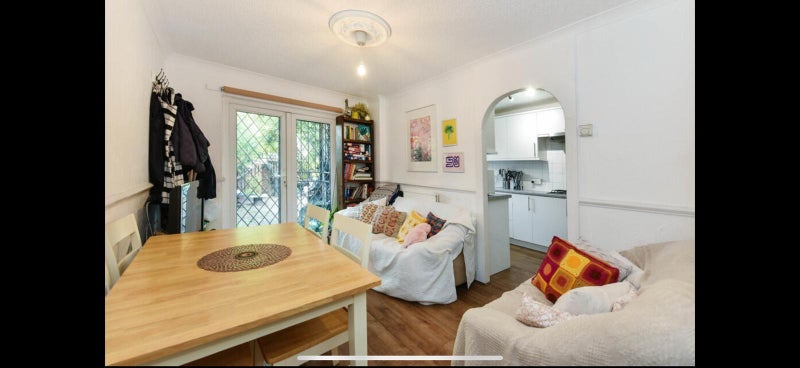 Room Pownall Road in Greater London