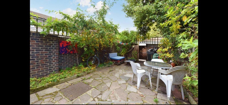 Room Pownall Road in Greater London
