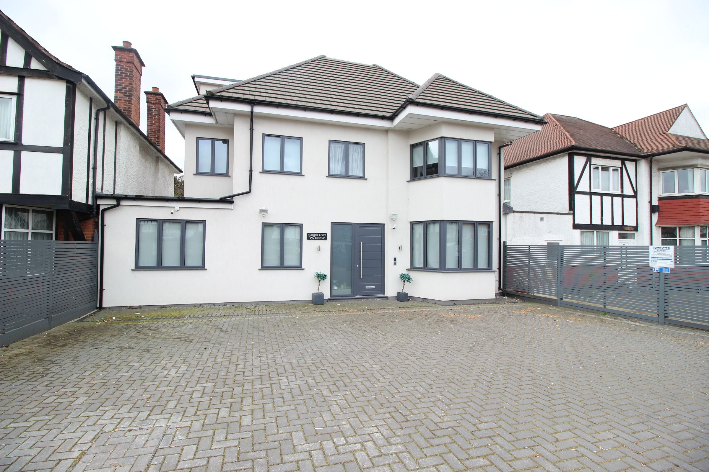 Flat Hendon Way in Greater London